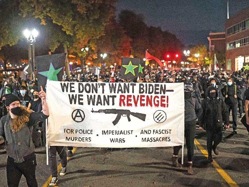 «يساريون راديكاليون» خلال تظاهرة في بورتلاند يتظاهرون ضد بايدن وترامب (أ ف ب)