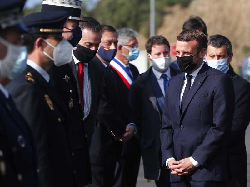  الرئيس الفرنسي إيمانويل ماكرون خلال زيارته الحدود مع إسبانيا أمس (ا ف ب)