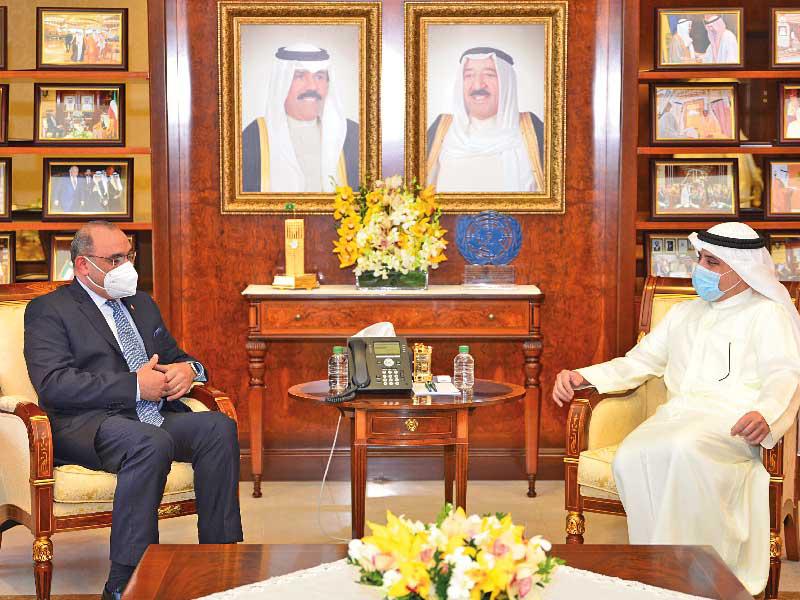  وزير الخارجية وزير الإعلام بالوكالة الشيخ الدكتور أحمد الناصر مستقبلا السفير العراقي أمس