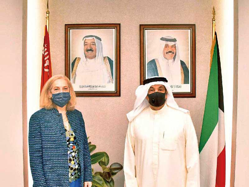 وزير الدولة لشؤون البلدية م. وليد الجاسم مستقبلا السفيرة الأميركية أمس