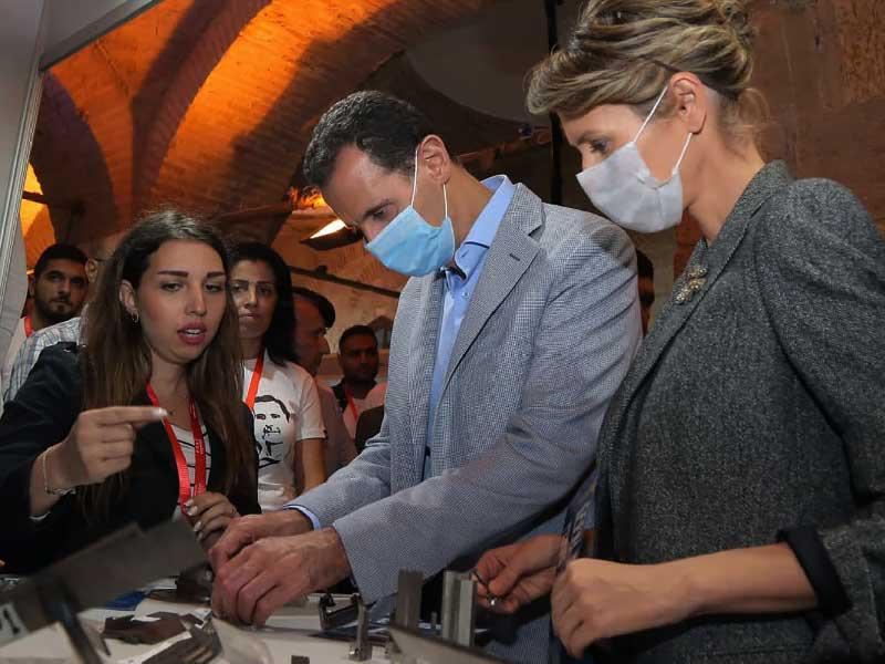 الأسد وزوجته أسماء خلال زيارتهما «معرض منتجين 2020» في دمشق أمس الأول (ا ف ب)