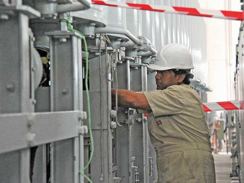 جانب من أعمال إصلاح الكهرباء