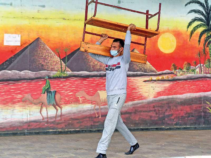 مصري أمام مركز اقتراع في القاهرة أمس (رويترز)