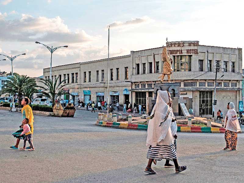 إثيوبيون بميدان تواضروس الثاني في مدينة جوندر «عاصمة الحبشة قديماً» أمس الأول (أ ف ب)