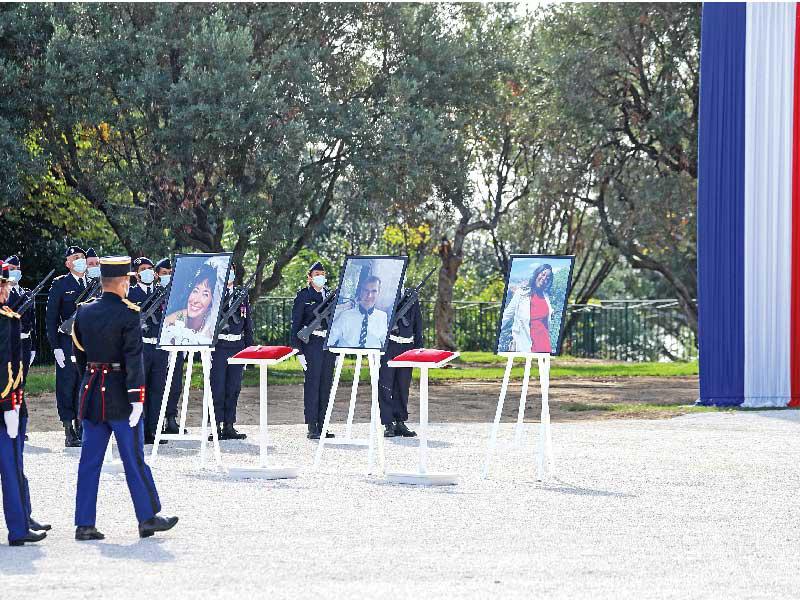 صور ضحايا هجوم الكنيسة خلال تكريمهم في نيس أمس     (أ ف ب)