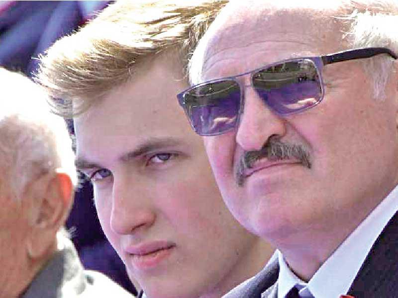  الزعيم البيلاروسي ألكسندر لوكاشينكو وابنه فيكتور