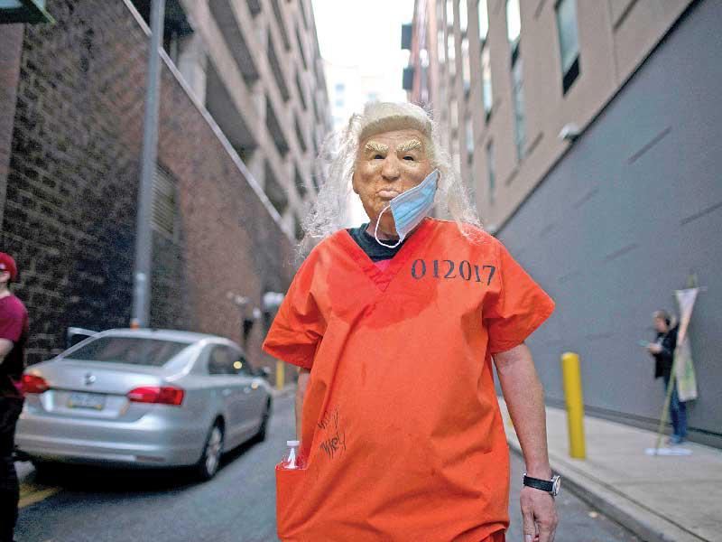 ناشط يرتدي زي ترامب ببزة المحكومين بالإعدام في فيلادلفيا 