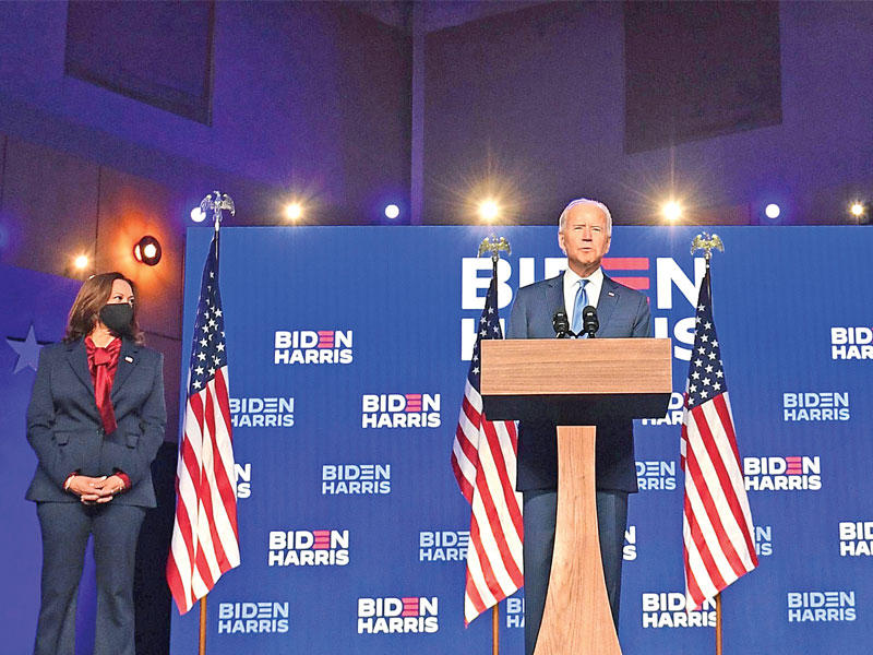 هاريس تتابع خطاب بايدن في مركز تشيس في ويلمنغتون أمس الأول (أ ف ب)