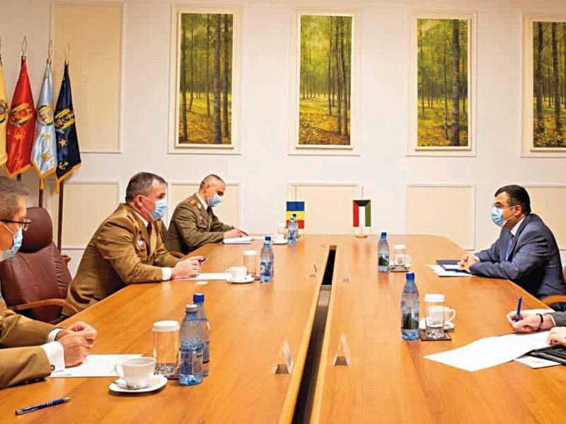 الهاجري خلال لقائه مع قيادة الأركان في الجيش الروماني