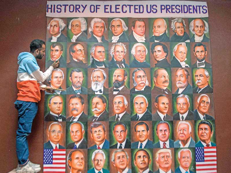 فنان هندي يضع اللمسات الأخيرة على الرؤساء الأميركيين الـ 46  (ا ف ب)