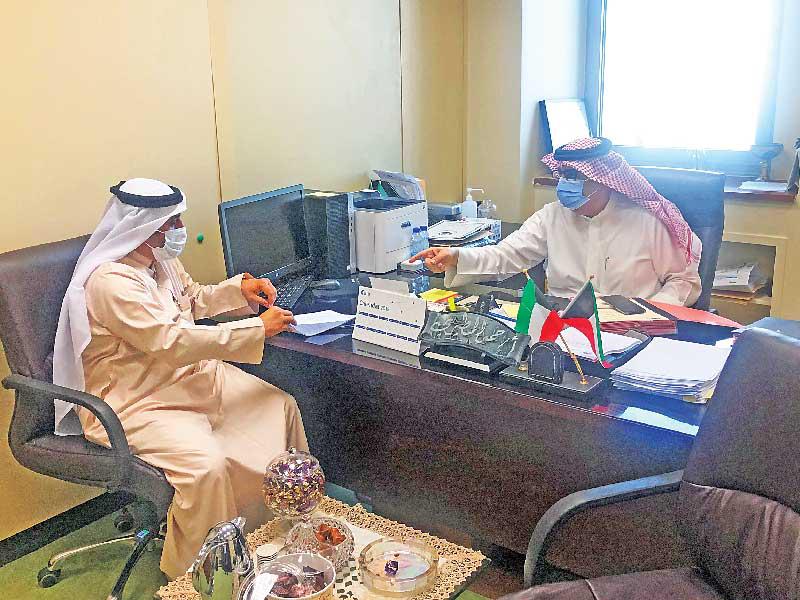 جانب من التزام مسؤولي «الشؤون» بارتداء الكمام