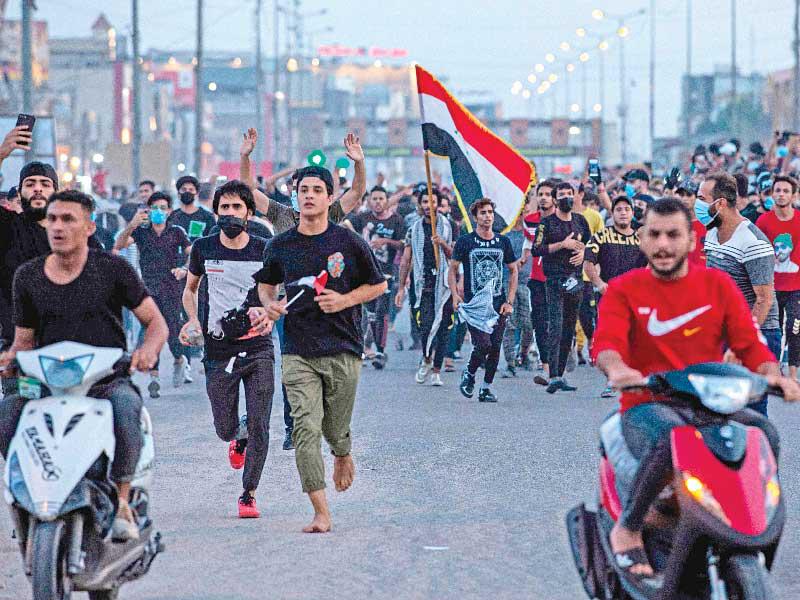 محتجون يتظاهرون ضد الطبقة الحاكمة في البصرة أمس الأول (أ ف ب)