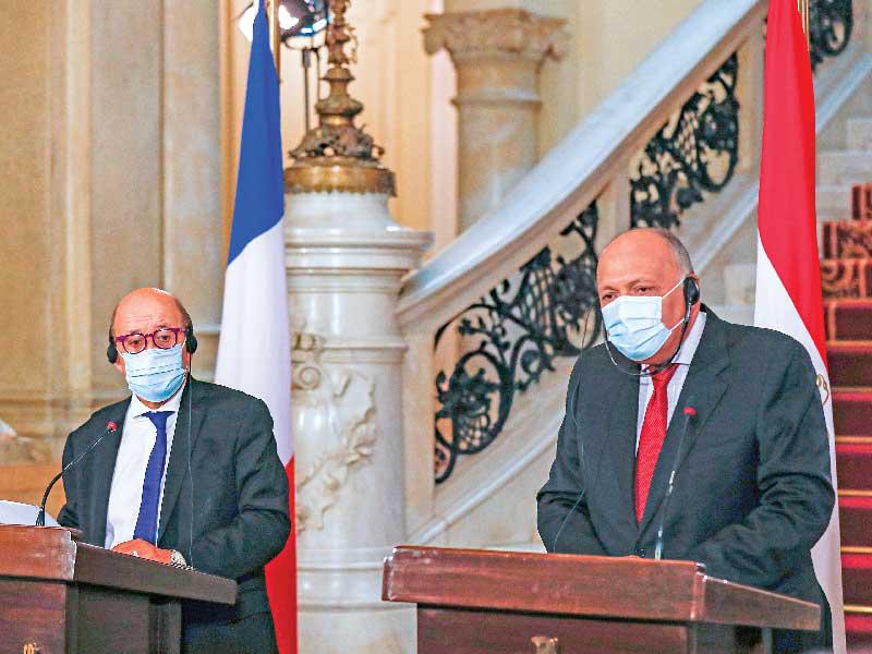 وزير الخارجية الفرنسي جان إيف لودريان وزير الخارجية المصري سامح شكري في القاهرة أمس  (أ ف ب)