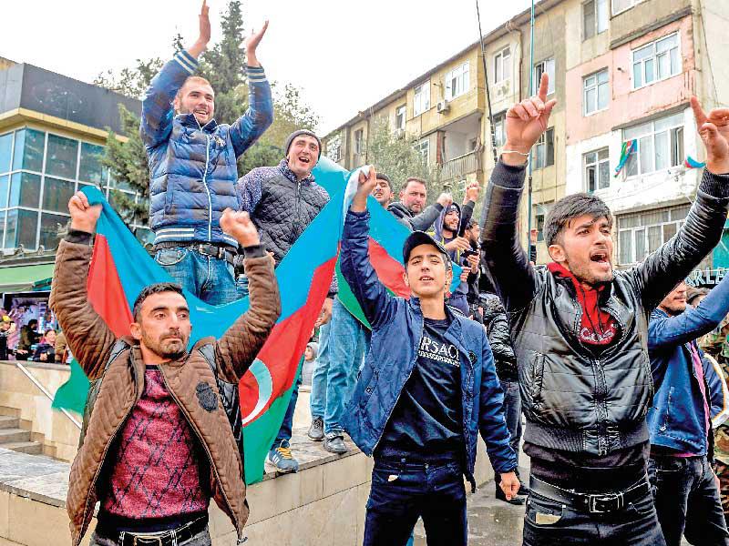 مواطنون في باكو يحتفلون بإعلان علييف سقوط مدينة شوشة أمس (أ ف ب)