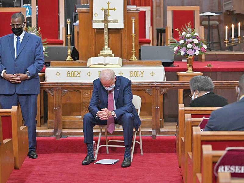 الرئيس الأميركي المنتخب جو بايدن يصلي في كنيسة 