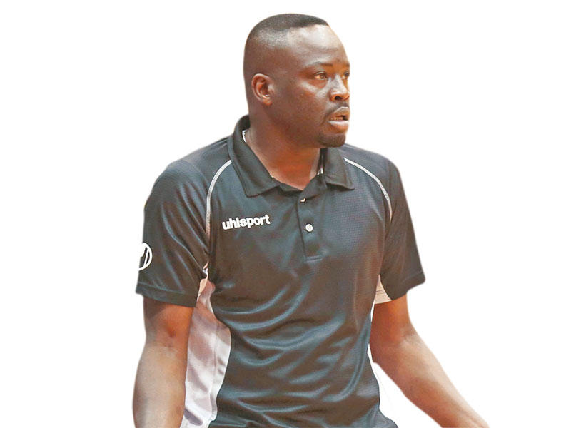 المدير الفني للفريق الوطني مناور دهش 