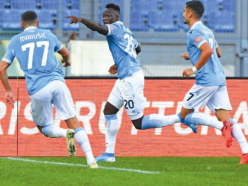 كايسيدو نجم لاتسيو يحتفل بهدفه في مرمى يوفنتوس