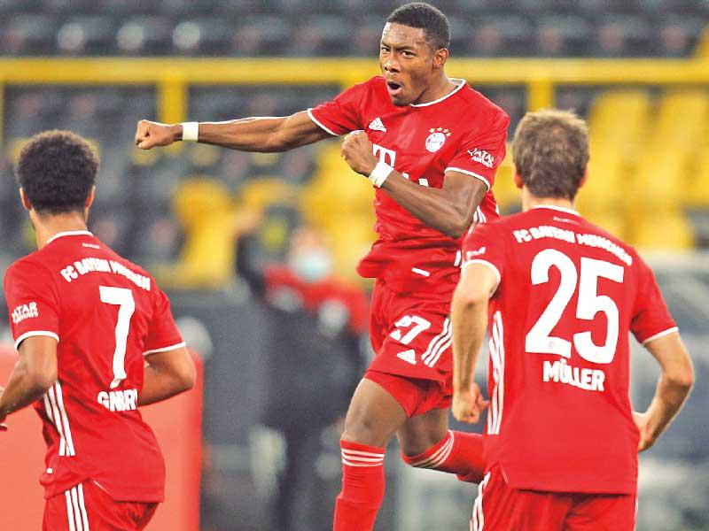 ألابا نجم دورتموند يحتفل بهدفه