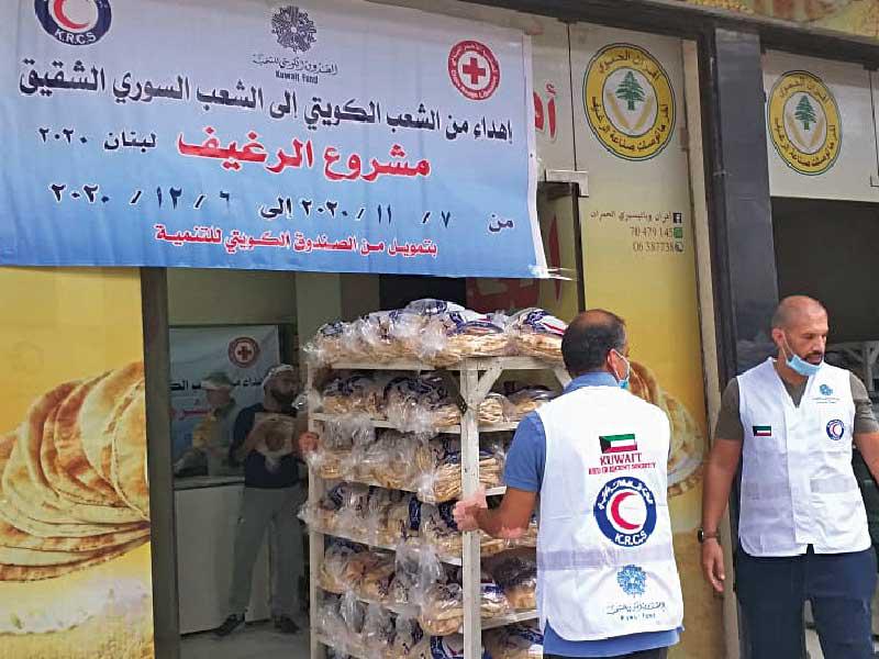 جانب من توزيع المساعدات