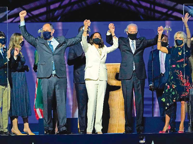 بايدن وهاريس وعائلتاهما بعد الاحتفال بالفوز في الانتخابات الأميركية أمس الأول في ديلاور (رويترز)