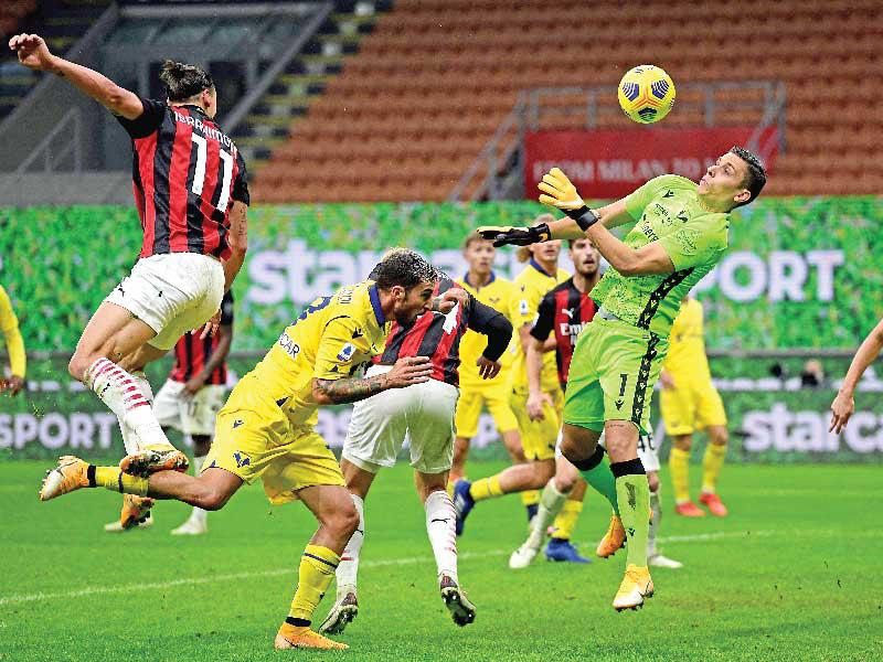 جانب من مباراة ميلان وفيرونا