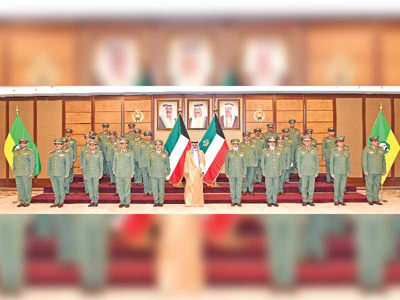 صاحب السمو متوسطاً قادة الحرس الوطني