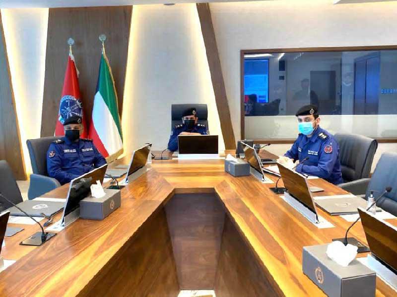 رئيس قوة الإطفاء العام الفريق خالد المكراد ونائب رئيسها لقطاع المكافحة اللواء جمال البليهيص في غرفة اتخاذ القرار