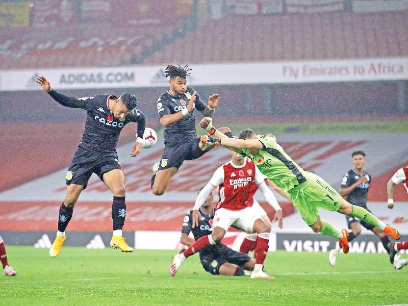 جانب من مباراة أرسنال وأستون فيلا