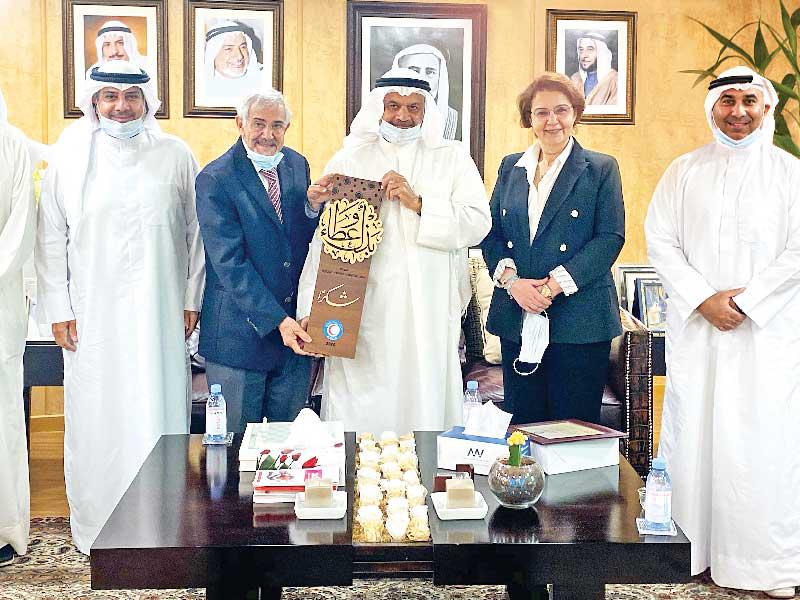  د. هلال الساير مكرماً  فيصل المطوع