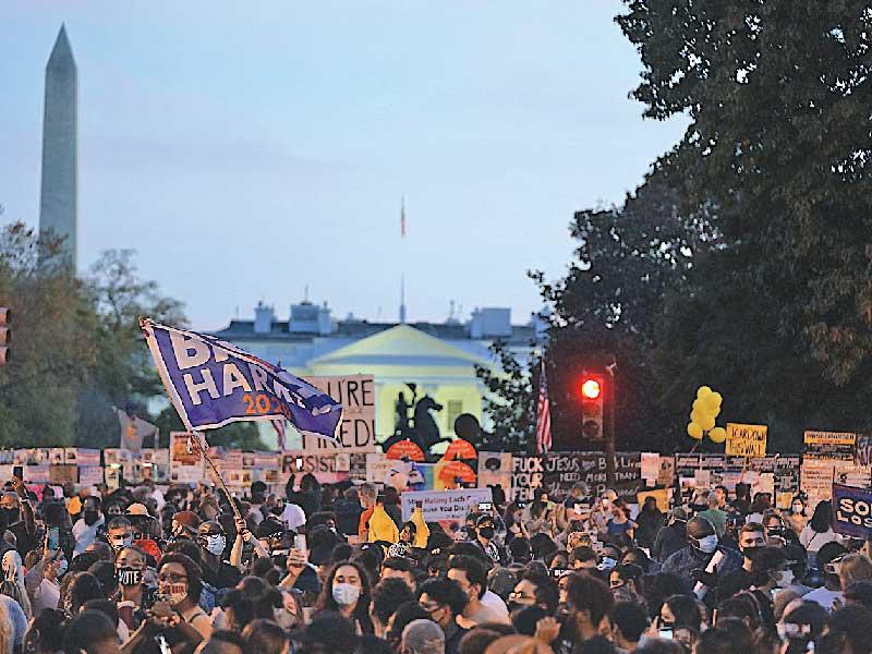 أنصار بايدن يحتفلون قرب البيت الأبيض أمس الأول (أ ف ب)