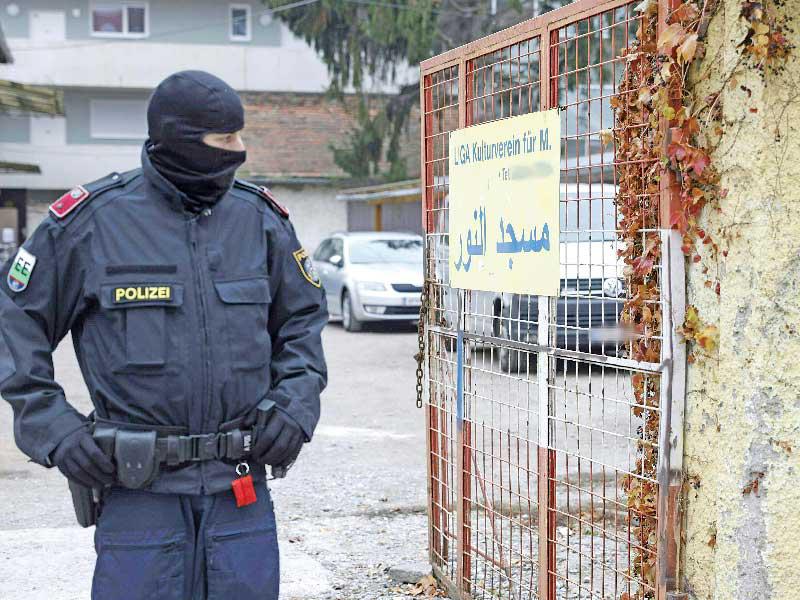 شرطي أمام مدخل مسجد النور في مدينة غراتس النمساوية أمس (ا ف ب)