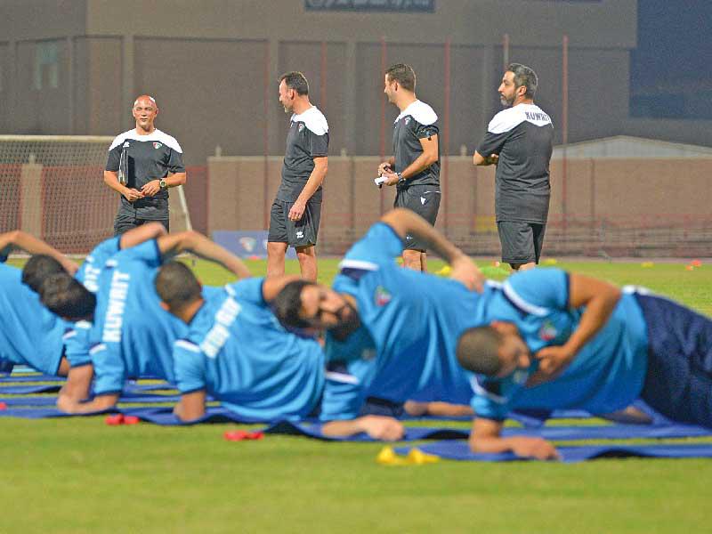 ثامر عناد والإسباني كاراسكو ومساعدوه خلال الإشراف على تدريب المنتخب الأول (تصوير نوفل إبراهيم)