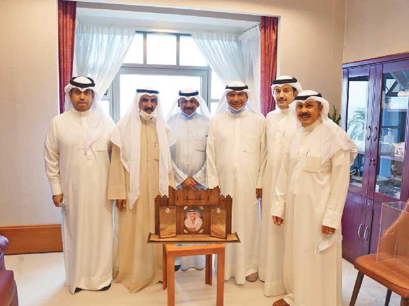 الفيصل متوسطاً قياديي ديوان ولي العهد