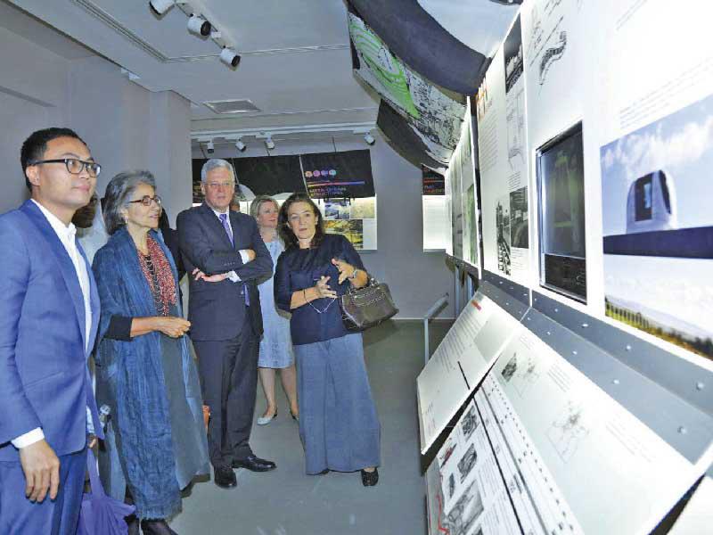 الشيخة حصة مع وفد زائر لدار الآثار الإسلامية 