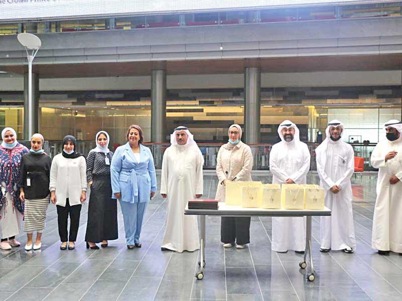 وزير التربية وزير التعليم العالي، د. سعود الحربي متوسطاً المكرمين