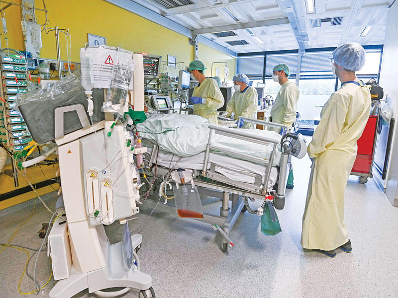 أطباء ألمان يفحصون مصاباً بالفيروس في وحدة العناية المركزة في مستشفى جامعة آخن  أمس (أ ف ب)