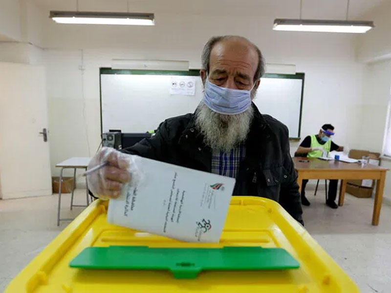 أردني يدلي بصوته في مركز اقتراع الانتخاب