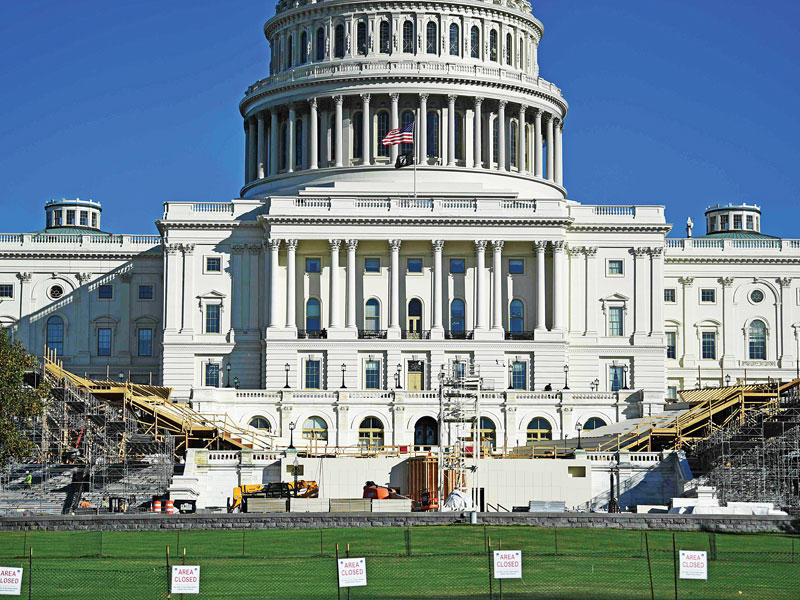 بدء العمل على منصة أداء اليمين للرئيس الجديد في الكابيتول مقر الكونغرس بواشنطن (أ ف ب)