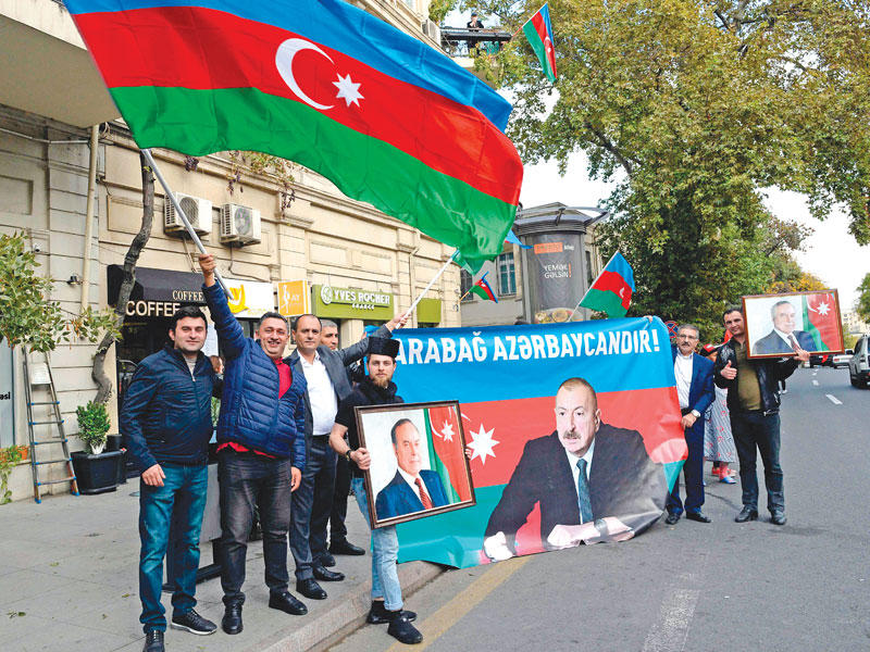 مواطنون أذربيجانيون  يحتفلون أمس في باكو (ا ف ب)