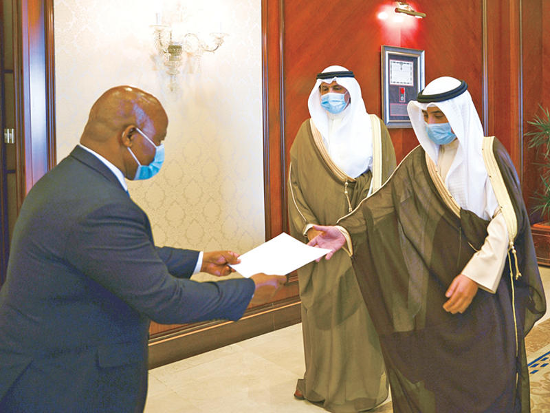 وزير الخارجية الشيخ د. أحمد الناصر يتسلم أوراق اعتماد سفير جنوب إفريقيا