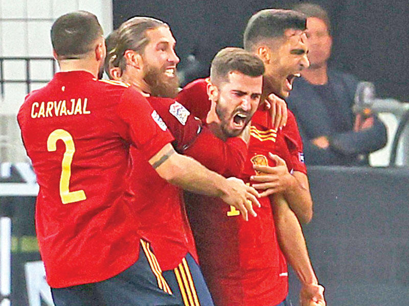 لاعبو المنتخب الإسباني خلال مباراة سابقة