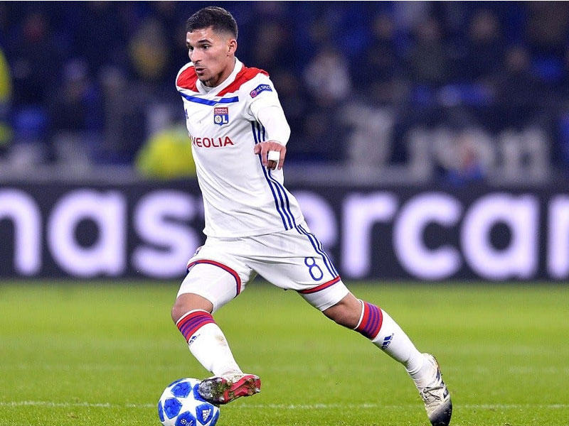 لاعب خط وسط ليون حسام عوار 