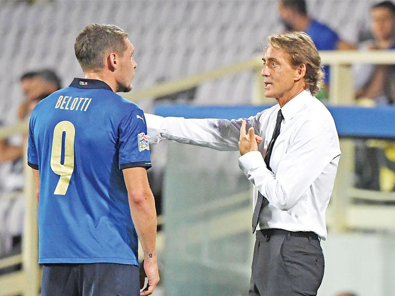 مانشيني مدرب منتخب إيطاليا والمهاجم بيلوتي