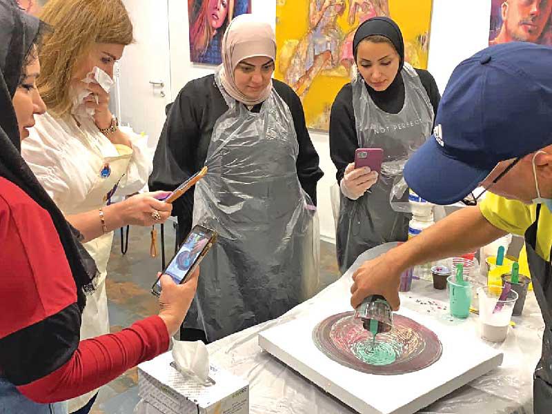 من أجواء دورة «سكب الإكريليك» 