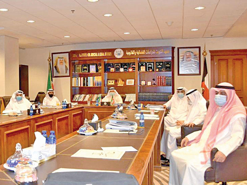 جانب من اجتماع اللجنة الاستشارية المشرفة على الانتخابات