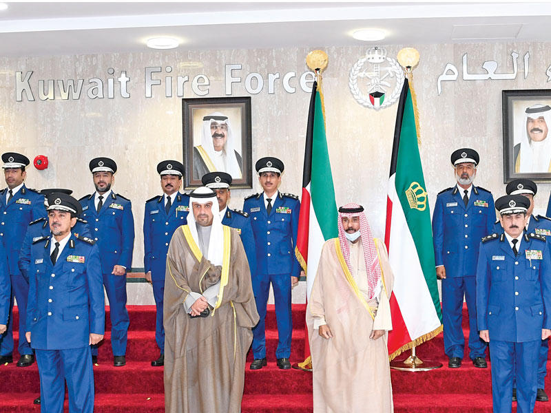 صاحب السمو متوسطاً وزير الداخلية وقادة «الإطفاء» خلال الزيارة أمسn