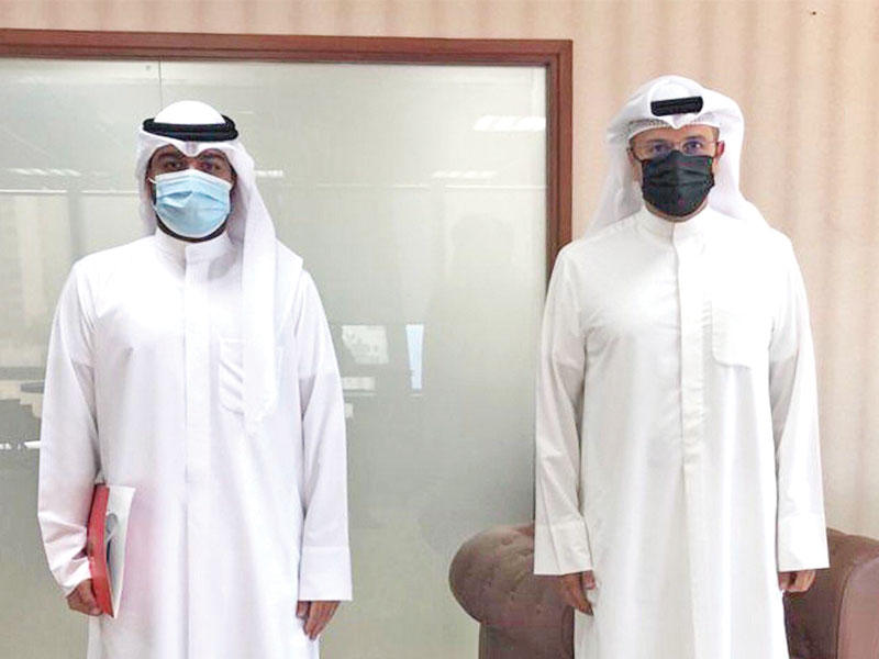 وكيل وزارة التعليم العالي د. صبيح المخيزيم مع نائب رئيس الاتحاد الوطني لطلبة الكويت - فرع الولايات المتحدة الاميركية للشؤون الطلابية عبدالعزيز الكندري