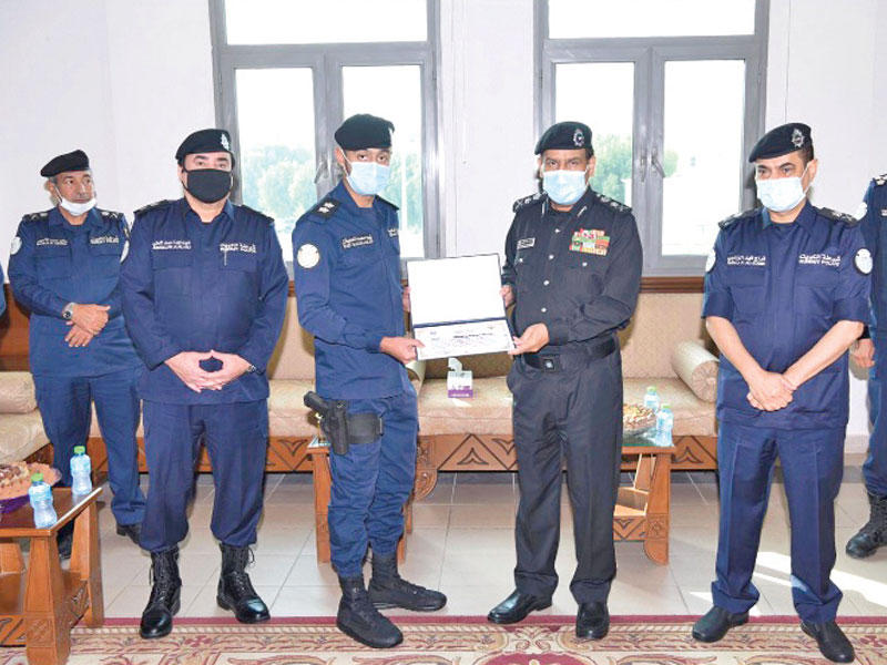 وكيل وزارة الداخلية الفريق عصام النهام مكرماً أحد الضباط بحضور الزعبي والعلي 