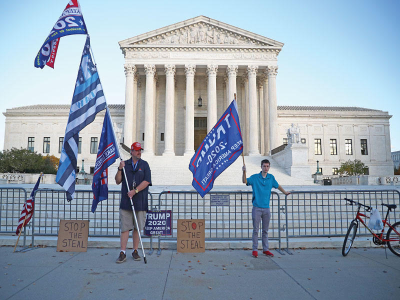 مؤيدون لترامب أمام المحكمة العليا بواشنطن (رويترز) 