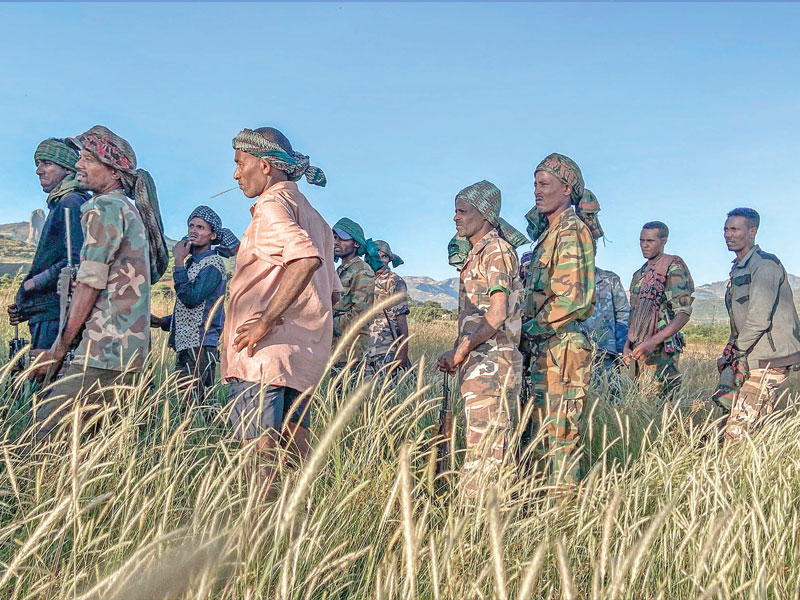 مقاتلون من ميليشيات أمهرة  الذين يقاتلون إلى جانب الحكومة في تيغراي يخضعون لتدريبات شمال البلاد (أ ف ب) 